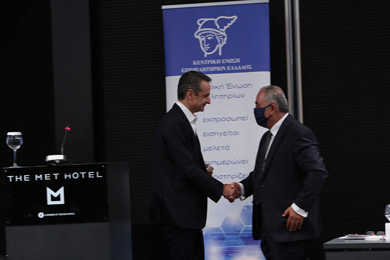 Χειραψία του Προέδρου της ΚΕΕΕ Γ. Χατζηθεοδοσίου με τον Πρωθυπουργό Κυρ. Μητσοτάκη αμέσως μετά το τέλος της ομιλίας του.